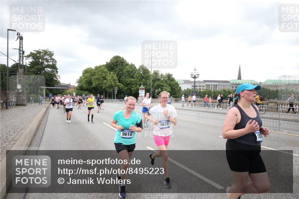 29.06.2025 - hella hamburg halbmarathon Jannik Wohlers http://msf.ph/oto/8495223 29.06.2025 10:55:13 Lombardsbrücke 1616, 1873, 1917, 3101, 3244, 5220, 5222, 5487, 5575, 6257, 7548, 8527, 8626, 8648, 9548, 9614, 9618, 9857, 9858, 9956, 10094, 10436, 10438, 10559, 10593, 10885, 12695, 12902, 13504, 15081, 15116, 15289, 16267, 16336, 16651, 16768, 16855, 16926, 17019, 17392, 17396, 18670, 18907, 18972 meine-sportfotos.de