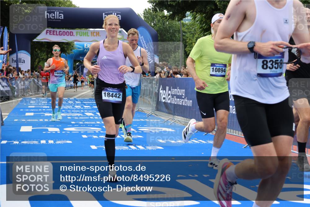 29.06.2025 - hella hamburg halbmarathon Strokosch-Dieckow http://msf.ph/oto/8495226 29.06.2025 10:41:33 Ziel 2579, 2797, 3204, 4893, 5987, 7796, 8358, 9640, 9885, 10894, 12588, 13457, 13714, 14275, 16084, 17159, 17882, 18442, 18491 meine-sportfotos.de