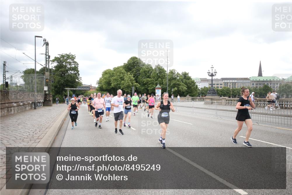 29.06.2025 - hella hamburg halbmarathon Jannik Wohlers http://msf.ph/oto/8495249 29.06.2025 10:55:20 Lombardsbrücke 1616, 3101, 3244, 4470, 4896, 5220, 5222, 5575, 6055, 6056, 6113, 6257, 6594, 7548, 7969, 8110, 8527, 8532, 8648, 9548, 9614, 9618, 9861, 9865, 9956, 10094, 10436, 10438, 10449, 10559, 10593, 11903, 11962, 11963, 12695, 13504, 15081, 15116, 15289, 15764, 16336, 16651, 16768, 16855, 16926, 17168, 17392, 18907 meine-sportfotos.de