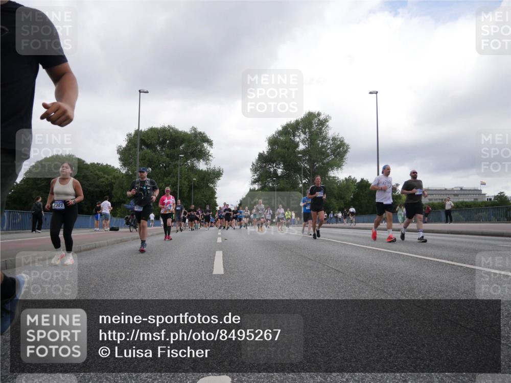 29.06.2025 - hella hamburg halbmarathon Luisa Fischer http://msf.ph/oto/8495267 29.06.2025 10:53:24 Kennedybrücke 7301, 3183, 2160, 3701, 3710, 4168, 7755, 8254, 9940, 10060 meine-sportfotos.de