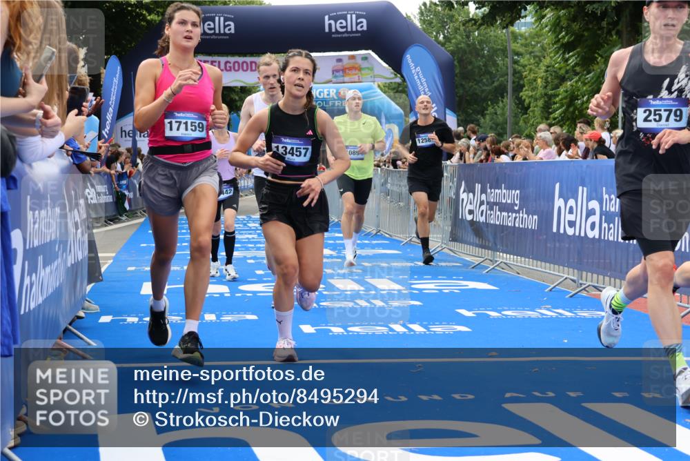 29.06.2025 - hella hamburg halbmarathon Strokosch-Dieckow http://msf.ph/oto/8495294 29.06.2025 10:41:31 Ziel 2579, 2797, 3204, 4893, 5987, 7774, 7796, 8358, 9885, 10894, 12588, 13457, 13714, 14275, 14555, 16084, 17159, 17882, 18412, 18442, 18491, 18573 meine-sportfotos.de
