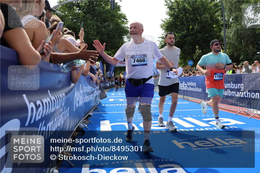 29.06.2025 - hella hamburg halbmarathon Strokosch-Dieckow http://msf.ph/oto/8495301 29.06.2025 11:32:15 Ziel 2278, 3345, 3396, 3397, 4433, 4953, 6057, 7468, 7497, 10470, 10674, 11237, 11453, 12423, 12424, 12813, 12851, 14559, 15603, 16256, 16898, 17104, 17291, 17404, 17961, 18433, 18823 meine-sportfotos.de