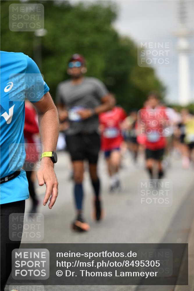 29.06.2025 - hella hamburg halbmarathon Dr. Thomas Lammeyer http://msf.ph/oto/8495305 29.06.2025 10:22:58 Kennedybrücke 1349, 1521, 2096, 2781, 3026, 3202, 3321, 3591, 3592, 4123, 4383, 4718, 4845, 5049, 5264, 5266, 5323, 5611, 5733, 5910, 6194, 6413, 6477, 6482, 7121, 7214, 7445, 7454, 8067, 8665, 8799, 9276, 9505, 9549, 9658, 9756, 9757, 9964, 10037, 10172, 10467, 10502, 10687, 10816, 10856, 11020 meine-sportfotos.de