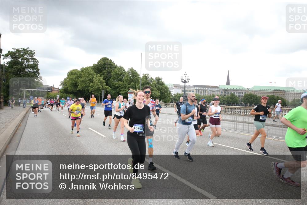29.06.2025 - hella hamburg halbmarathon Jannik Wohlers http://msf.ph/oto/8495472 29.06.2025 10:55:25 Lombardsbrücke 3101, 3244, 4265, 4470, 4896, 5220, 5222, 5575, 6055, 6056, 6113, 6257, 6594, 7516, 7969, 8110, 8527, 8532, 8533, 8648, 9548, 9861, 9865, 9956, 10094, 10436, 10438, 10449, 10593, 11903, 11962, 11963, 12695, 13504, 13627, 14124, 14492, 15081, 15116, 15199, 15289, 15763, 15764, 16336, 16651, 16768, 16926, 17038, 17039, 17168, 17392, 18195, 18907 meine-sportfotos.de