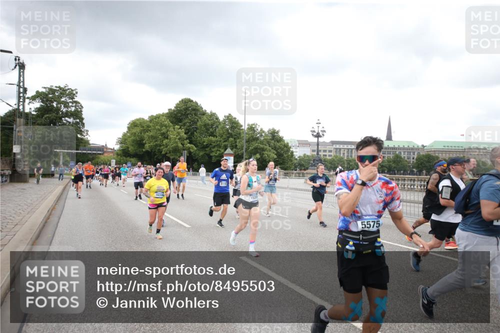 29.06.2025 - hella hamburg halbmarathon Jannik Wohlers http://msf.ph/oto/8495503 29.06.2025 10:55:25 Lombardsbrücke 3101, 3244, 4265, 4470, 4896, 5220, 5222, 5575, 6055, 6056, 6113, 6257, 6594, 7516, 7969, 8110, 8527, 8532, 8533, 8648, 9548, 9861, 9865, 9956, 10094, 10436, 10438, 10449, 10593, 11903, 11962, 11963, 12695, 13504, 13627, 14124, 14492, 15081, 15116, 15199, 15289, 15763, 15764, 16336, 16651, 16768, 16926, 17038, 17039, 17168, 17392, 18195, 18907 meine-sportfotos.de