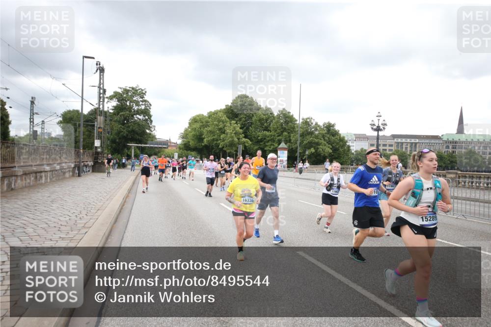 29.06.2025 - hella hamburg halbmarathon Jannik Wohlers http://msf.ph/oto/8495544 29.06.2025 10:55:27 Lombardsbrücke 2793, 3101, 3244, 4265, 4470, 4473, 4896, 5220, 5222, 5306, 5575, 6055, 6056, 6113, 6257, 6594, 7516, 7969, 8110, 8527, 8532, 8533, 8648, 9548, 9861, 9865, 9956, 10436, 10438, 10449, 10593, 11903, 11962, 11963, 12695, 13504, 13627, 14124, 14221, 14492, 15116, 15199, 15289, 15763, 15764, 16336, 16413, 16651, 16768, 16926, 17038, 17039, 17168, 17392, 18195, 18329, 18907 meine-sportfotos.de