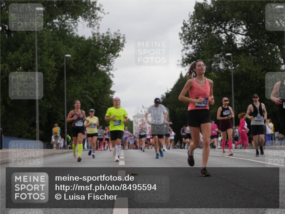 29.06.2025 - hella hamburg halbmarathon Luisa Fischer http://msf.ph/oto/8495594 29.06.2025 10:53:48 Kennedybrücke 2047, 5751, 5749, 42, 1411, 1511, 1487, 1511, 1625, 2047, 4642, 4870, 6015, 9096 meine-sportfotos.de