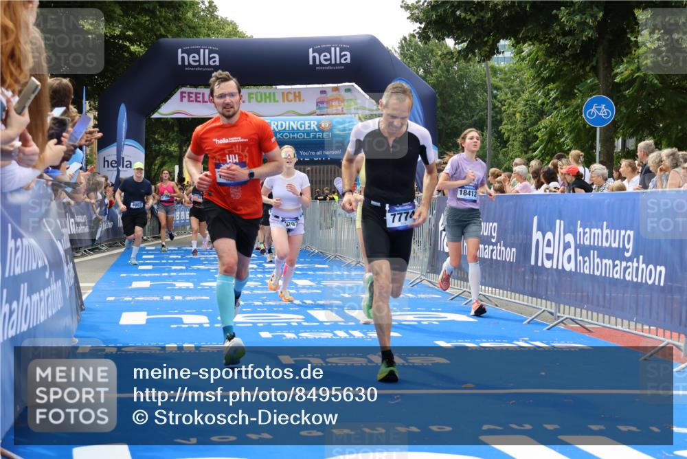 29.06.2025 - hella hamburg halbmarathon Strokosch-Dieckow http://msf.ph/oto/8495630 29.06.2025 10:41:26 Ziel 1570, 2579, 2797, 3204, 4303, 4893, 5987, 6771, 7432, 7774, 7796, 8358, 10783, 10894, 12588, 13457, 14275, 14555, 16816, 17159, 17882, 18412, 18442, 18491, 18509, 18573 meine-sportfotos.de