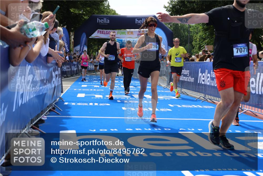 29.06.2025 - hella hamburg halbmarathon Strokosch-Dieckow http://msf.ph/oto/8495762 29.06.2025 11:32:32 Ziel 2376, 2464, 3022, 3670, 4559, 5126, 5659, 5821, 6159, 6310, 7043, 7071, 7111, 8170, 8277, 10828, 12303, 15016, 15072, 15077, 15409, 15487, 17149, 17157, 17352, 18296 meine-sportfotos.de