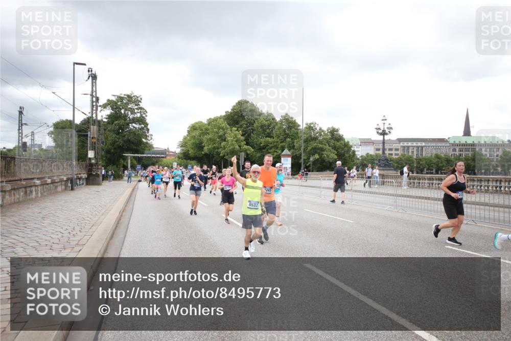 29.06.2025 - hella hamburg halbmarathon Jannik Wohlers http://msf.ph/oto/8495773 29.06.2025 10:55:33 Lombardsbrücke 1909, 2793, 3268, 4265, 4470, 4473, 4836, 4896, 5306, 5994, 6055, 6056, 6113, 6257, 6494, 6594, 7516, 7616, 7969, 8110, 8532, 8533, 9548, 9838, 9861, 9865, 10436, 10438, 10449, 10640, 11903, 11962, 11963, 12267, 13055, 13504, 13627, 14124, 14142, 14221, 14280, 14281, 14492, 15199, 15272, 15763, 15764, 16413, 16651, 16960, 17038, 17039, 17168, 18195, 18329 meine-sportfotos.de