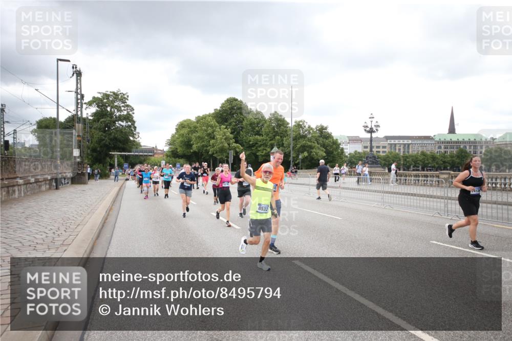 29.06.2025 - hella hamburg halbmarathon Jannik Wohlers http://msf.ph/oto/8495794 29.06.2025 10:55:33 Lombardsbrücke 1909, 2793, 3268, 4265, 4470, 4473, 4836, 4896, 5306, 5994, 6055, 6056, 6113, 6257, 6494, 6594, 7516, 7616, 7969, 8110, 8532, 8533, 9548, 9838, 9861, 9865, 10436, 10438, 10449, 10640, 11903, 11962, 11963, 12267, 13055, 13504, 13627, 14124, 14142, 14221, 14280, 14281, 14492, 15199, 15272, 15763, 15764, 16413, 16651, 16960, 17038, 17039, 17168, 18195, 18329 meine-sportfotos.de