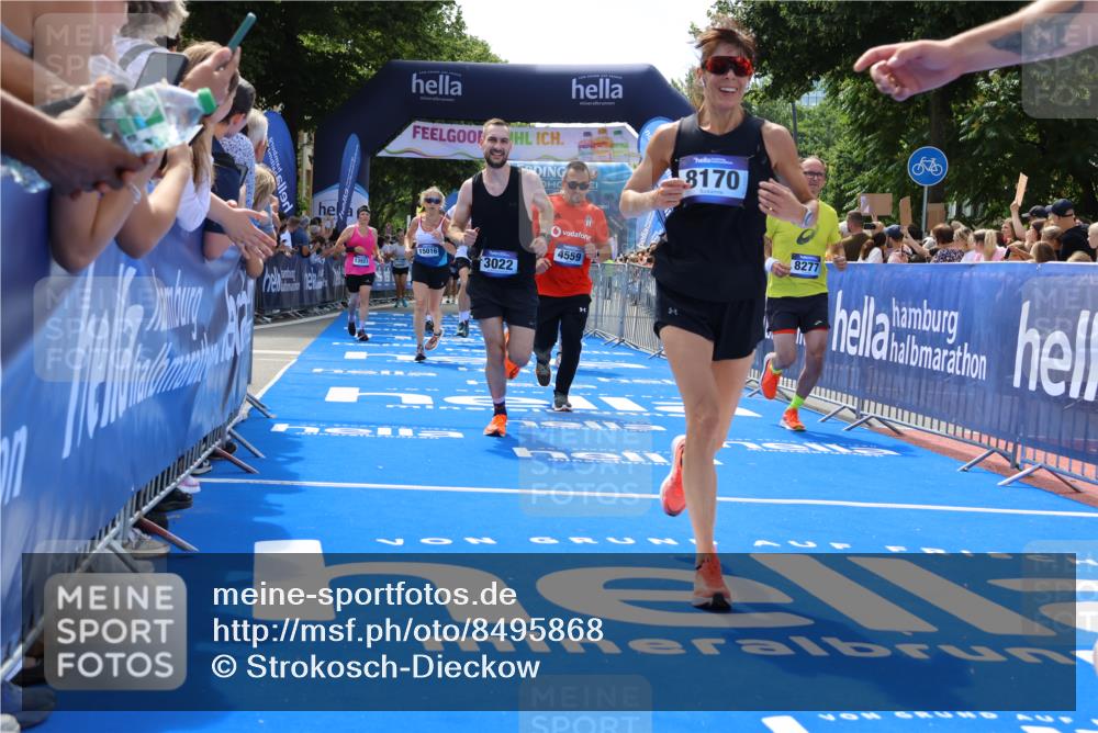 29.06.2025 - hella hamburg halbmarathon Strokosch-Dieckow http://msf.ph/oto/8495868 29.06.2025 11:32:33 Ziel 2376, 2464, 3022, 3670, 4559, 5126, 5659, 5821, 6159, 6310, 7043, 7071, 7111, 8170, 8277, 10828, 12303, 13423, 13921, 15016, 15077, 15409, 15487, 17149, 17157, 17352, 18296 meine-sportfotos.de
