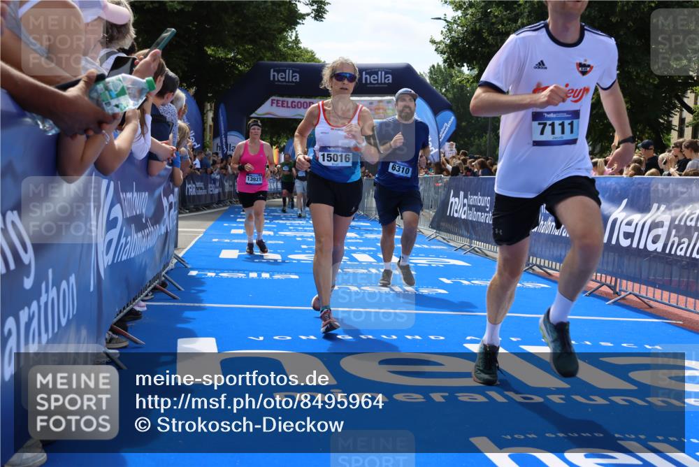 29.06.2025 - hella hamburg halbmarathon Strokosch-Dieckow http://msf.ph/oto/8495964 29.06.2025 11:32:36 Ziel 2464, 3022, 4559, 5659, 6156, 6159, 6310, 7071, 7111, 8170, 8277, 13227, 13423, 13921, 14527, 15016, 15077, 15409, 17149, 18296, 18314, 18498 meine-sportfotos.de