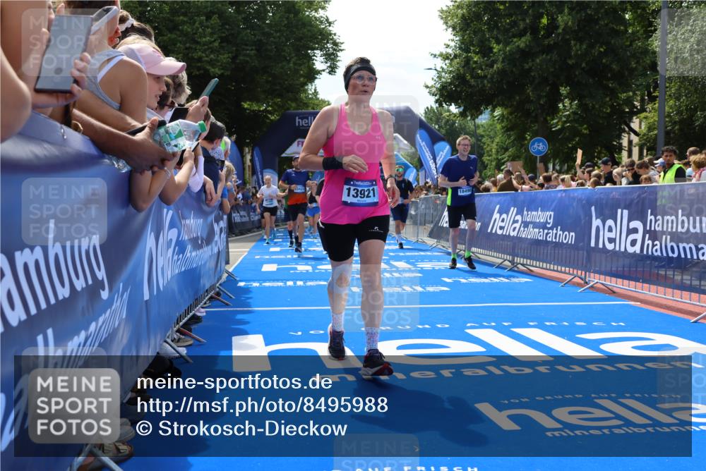 29.06.2025 - hella hamburg halbmarathon Strokosch-Dieckow http://msf.ph/oto/8495988 29.06.2025 11:32:39 Ziel 2464, 3022, 3786, 4559, 6156, 6310, 6843, 7071, 7111, 8170, 8277, 10421, 13149, 13227, 13339, 13423, 13604, 13921, 14527, 15016, 15482, 18314, 18498 meine-sportfotos.de