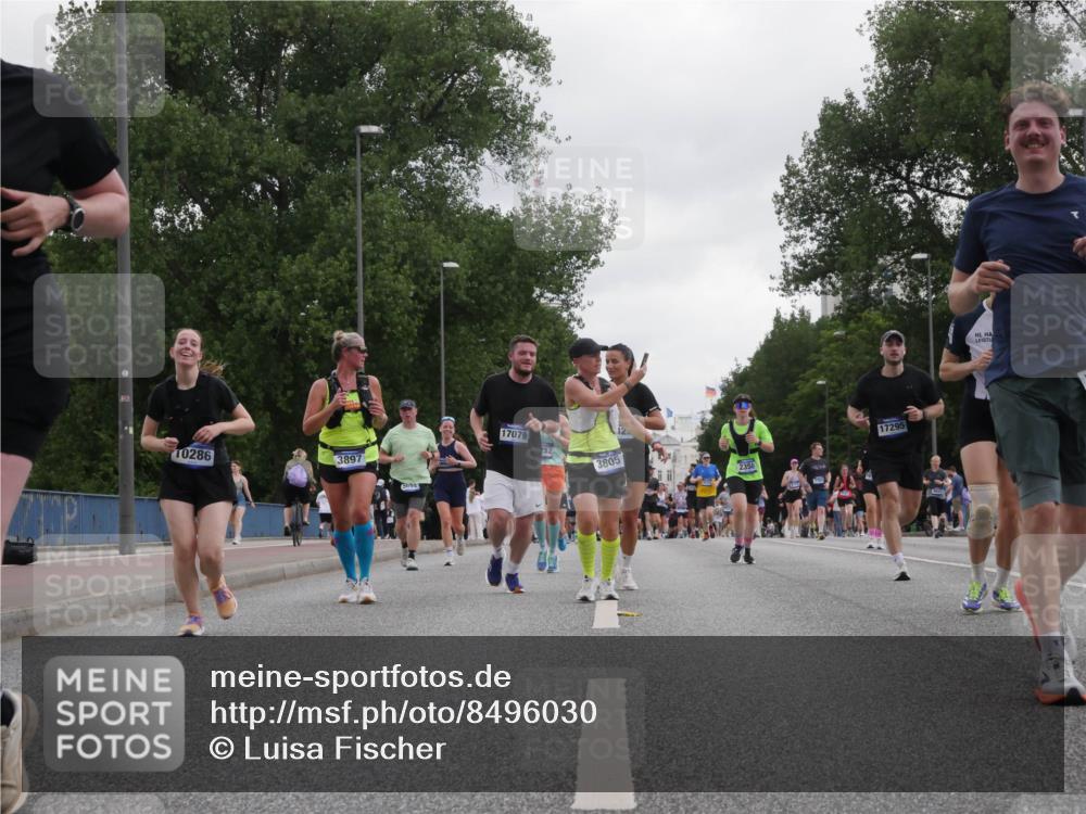 29.06.2025 - hella hamburg halbmarathon Luisa Fischer http://msf.ph/oto/8496030 29.06.2025 10:54:22 Kennedybrücke 10286, 3897, 5694, 17079, 3805, 2358, 17295, 1208, 2358, 2859, 3229, 5530, 8779 meine-sportfotos.de