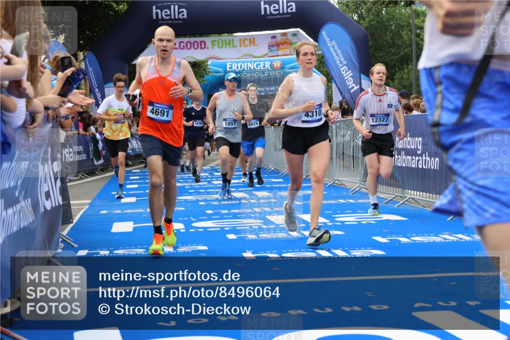 29.06.2025 - hella hamburg halbmarathon Strokosch-Dieckow http://msf.ph/oto/8496064 29.06.2025 10:44:25 Ziel 1057, 1220, 1902, 3305, 4310, 4691, 7191, 7322, 8928, 12327, 12528, 12554, 14464, 14667, 15862, 16547, 16803, 17097, 17729, 18765, 18806 meine-sportfotos.de