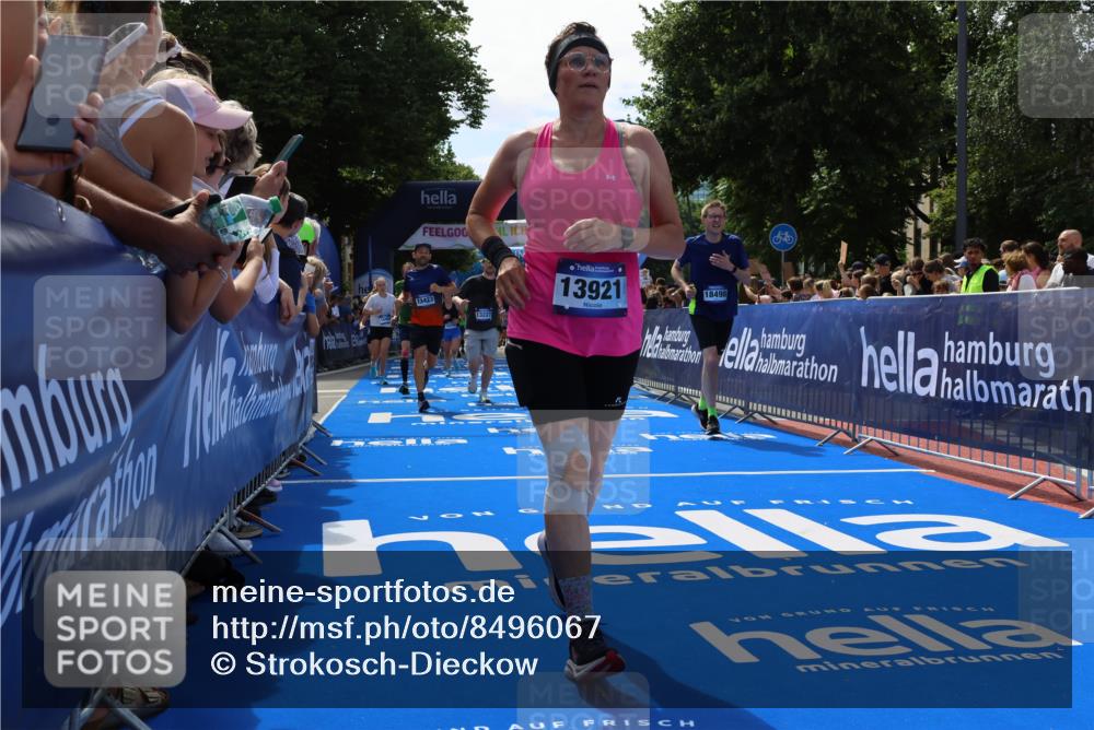 29.06.2025 - hella hamburg halbmarathon Strokosch-Dieckow http://msf.ph/oto/8496067 29.06.2025 11:32:40 Ziel 2464, 3022, 3786, 4559, 6156, 6310, 6843, 7111, 8170, 8277, 10421, 11198, 13149, 13227, 13339, 13423, 13604, 13921, 14527, 15016, 15482, 18314, 18498 meine-sportfotos.de