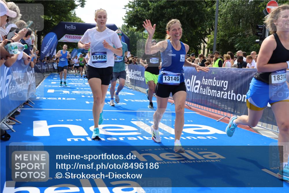 29.06.2025 - hella hamburg halbmarathon Strokosch-Dieckow http://msf.ph/oto/8496186 29.06.2025 11:32:45 Ziel 3786, 6078, 6156, 6502, 6843, 8355, 10421, 11198, 11338, 12835, 13149, 13227, 13339, 13423, 13604, 13623, 13921, 14032, 14527, 15482, 16778, 18314, 18498 meine-sportfotos.de