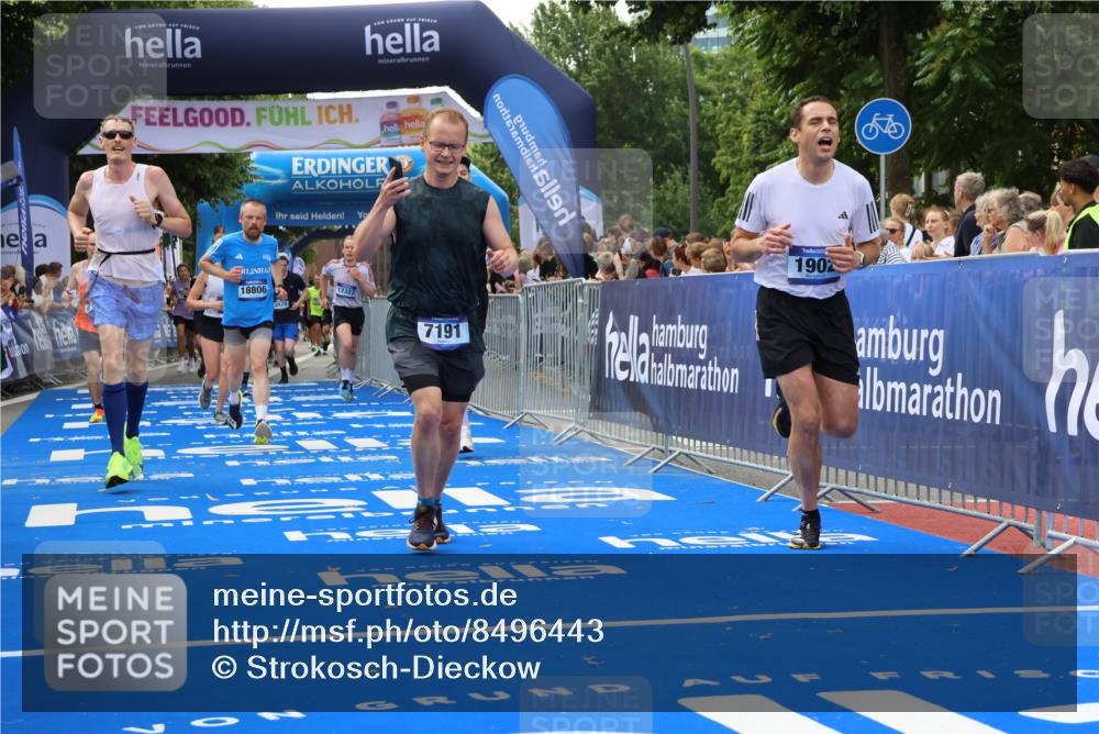 29.06.2025 - hella hamburg halbmarathon Strokosch-Dieckow http://msf.ph/oto/8496443 29.06.2025 10:44:22 Ziel 1057, 1220, 1413, 1415, 1902, 4310, 4691, 5275, 7191, 8722, 8928, 9444, 12327, 12528, 12554, 14464, 14667, 16547, 16803, 16893, 17729, 18806 meine-sportfotos.de
