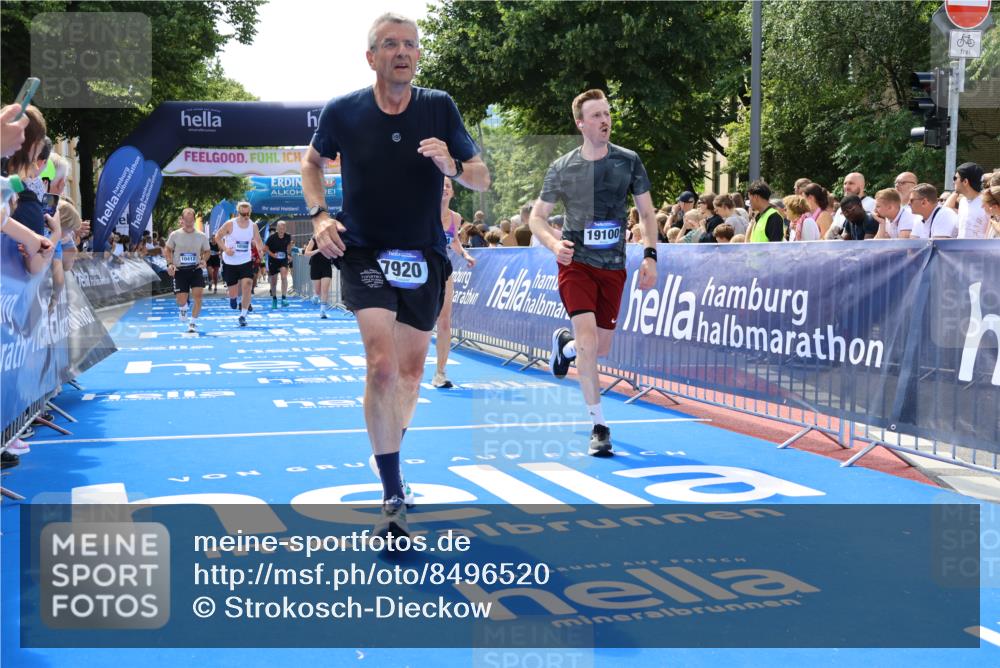 29.06.2025 - hella hamburg halbmarathon Strokosch-Dieckow http://msf.ph/oto/8496520 29.06.2025 11:32:54 Ziel 1995, 3264, 3769, 5123, 5743, 6078, 6502, 7920, 8355, 8589, 10412, 10564, 11198, 11338, 12835, 13535, 13560, 13623, 14032, 15469, 16778, 19100, 19211 meine-sportfotos.de