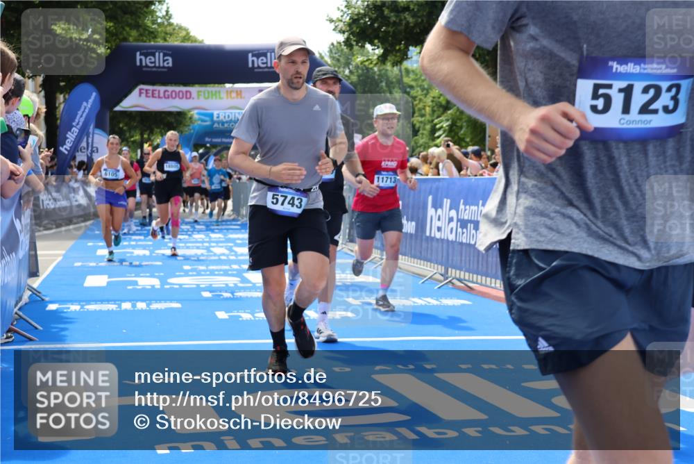 29.06.2025 - hella hamburg halbmarathon Strokosch-Dieckow http://msf.ph/oto/8496725 29.06.2025 11:33:02 Ziel 1987, 1995, 3769, 5123, 5743, 6105, 6524, 6526, 8589, 9803, 10412, 10564, 11205, 11713, 11812, 11888, 13535, 13560, 13568, 14919, 15469, 18524, 18644, 19211 meine-sportfotos.de