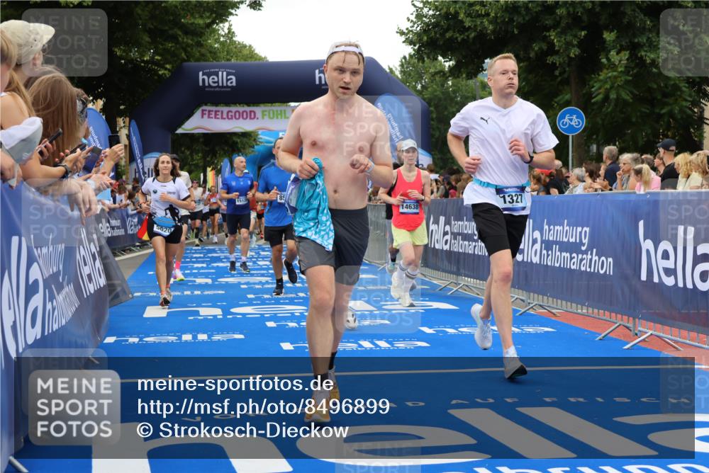 29.06.2025 - hella hamburg halbmarathon Strokosch-Dieckow http://msf.ph/oto/8496899 29.06.2025 10:54:55 Ziel 1327, 1506, 2884, 3652, 4249, 4616, 4938, 5020, 6433, 6994, 8514, 8698, 10266, 13988, 14638, 14660, 14750, 14845, 15126, 15156, 15879, 16047, 16623, 16868, 17261, 18181, 18325 meine-sportfotos.de