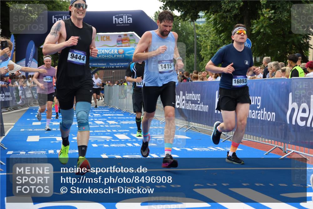29.06.2025 - hella hamburg halbmarathon Strokosch-Dieckow http://msf.ph/oto/8496908 29.06.2025 10:44:16 Ziel 1220, 1413, 1415, 1902, 4999, 5231, 5275, 5884, 7005, 7191, 8722, 9444, 12159, 12528, 14686, 14687, 15225, 15280, 16301, 16316, 16547, 16803, 16893, 17748, 18691 meine-sportfotos.de