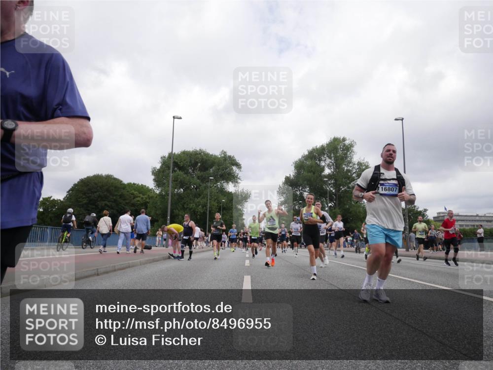 29.06.2025 - hella hamburg halbmarathon Luisa Fischer http://msf.ph/oto/8496955 29.06.2025 10:55:47 Kennedybrücke 500, 7737, 14215, 16807, 1369, 2308, 2593, 3140, 3645, 5262, 6671, 6985, 7682, 7737, 10634 meine-sportfotos.de