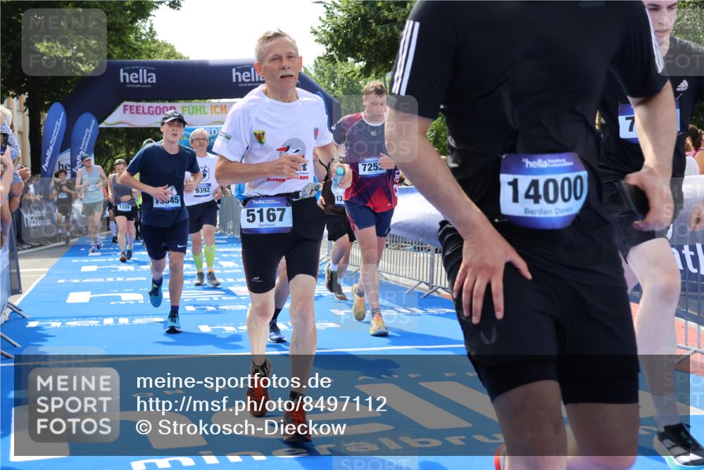 29.06.2025 - hella hamburg halbmarathon Strokosch-Dieckow http://msf.ph/oto/8497112 29.06.2025 11:33:27 Ziel 1328, 1672, 3099, 3113, 3409, 3812, 5167, 5661, 6261, 6440, 6574, 7027, 7252, 7299, 8383, 8401, 9234, 9392, 9744, 11187, 12075, 12838, 13284, 13704, 14000, 14854, 14855, 16391, 16705, 16845, 16919, 17272, 17958 meine-sportfotos.de