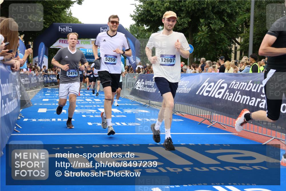 29.06.2025 - hella hamburg halbmarathon Strokosch-Dieckow http://msf.ph/oto/8497239 29.06.2025 10:54:32 Ziel 1125, 2474, 3794, 4868, 5259, 7129, 8798, 9012, 10040, 10368, 10376, 11009, 11797, 11799, 12321, 12489, 12607, 15146, 17765, 19067 meine-sportfotos.de