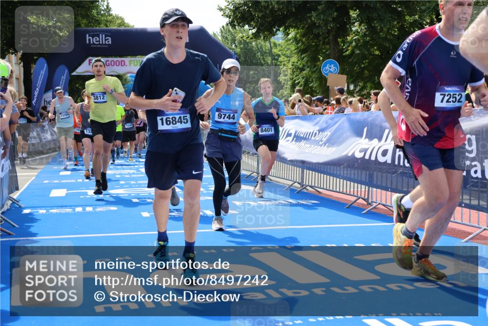 29.06.2025 - hella hamburg halbmarathon Strokosch-Dieckow http://msf.ph/oto/8497242 29.06.2025 11:33:28 Ziel 1328, 1672, 3099, 3113, 3409, 3812, 5167, 5661, 6261, 6440, 7027, 7029, 7252, 7299, 8383, 8401, 9234, 9392, 9744, 11010, 11187, 12075, 12838, 13284, 13704, 14000, 14854, 14855, 15405, 16391, 16705, 16845, 16919, 17272, 17958 meine-sportfotos.de