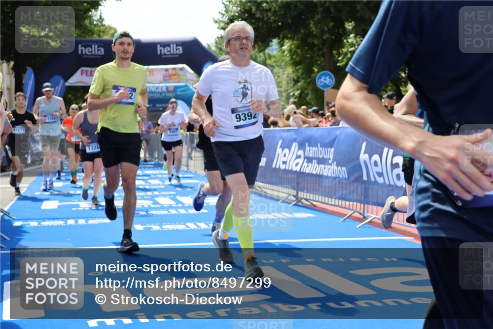 29.06.2025 - hella hamburg halbmarathon Strokosch-Dieckow http://msf.ph/oto/8497299 29.06.2025 11:33:29 Ziel 1328, 1672, 3099, 3113, 3409, 3812, 5167, 5661, 6261, 6440, 7027, 7029, 7252, 7299, 8304, 8383, 8401, 9234, 9392, 9744, 11010, 11187, 12075, 12838, 13168, 13284, 13704, 14000, 14854, 14855, 15244, 15405, 16391, 16705, 16845, 16919, 17272, 17958 meine-sportfotos.de