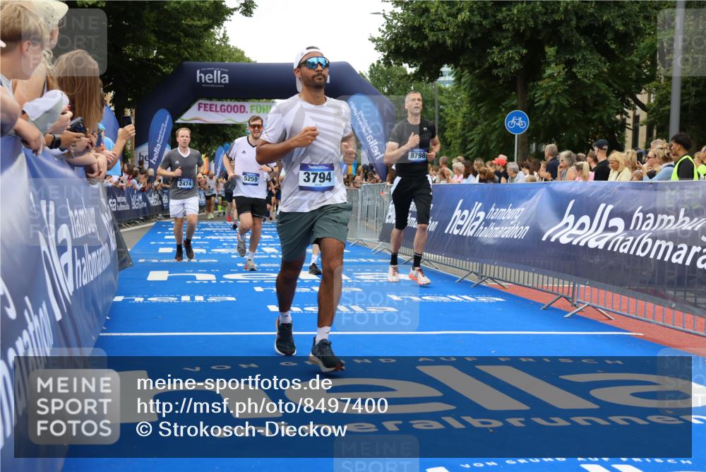 29.06.2025 - hella hamburg halbmarathon Strokosch-Dieckow http://msf.ph/oto/8497400 29.06.2025 10:54:30 Ziel 2474, 3426, 3794, 4635, 4868, 5259, 7129, 8798, 9012, 10040, 10368, 10376, 11009, 11797, 11799, 12321, 12362, 12607, 15146, 16327, 19067 meine-sportfotos.de