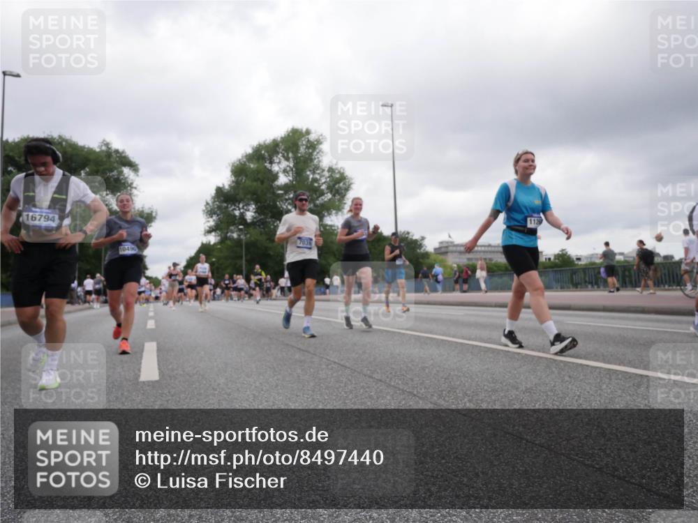 29.06.2025 - hella hamburg halbmarathon Luisa Fischer http://msf.ph/oto/8497440 29.06.2025 10:56:39 Kennedybrücke 16794, 7039, 10490, 1126, 2291, 6041, 6044, 7039, 7890, 8414, 10490 meine-sportfotos.de