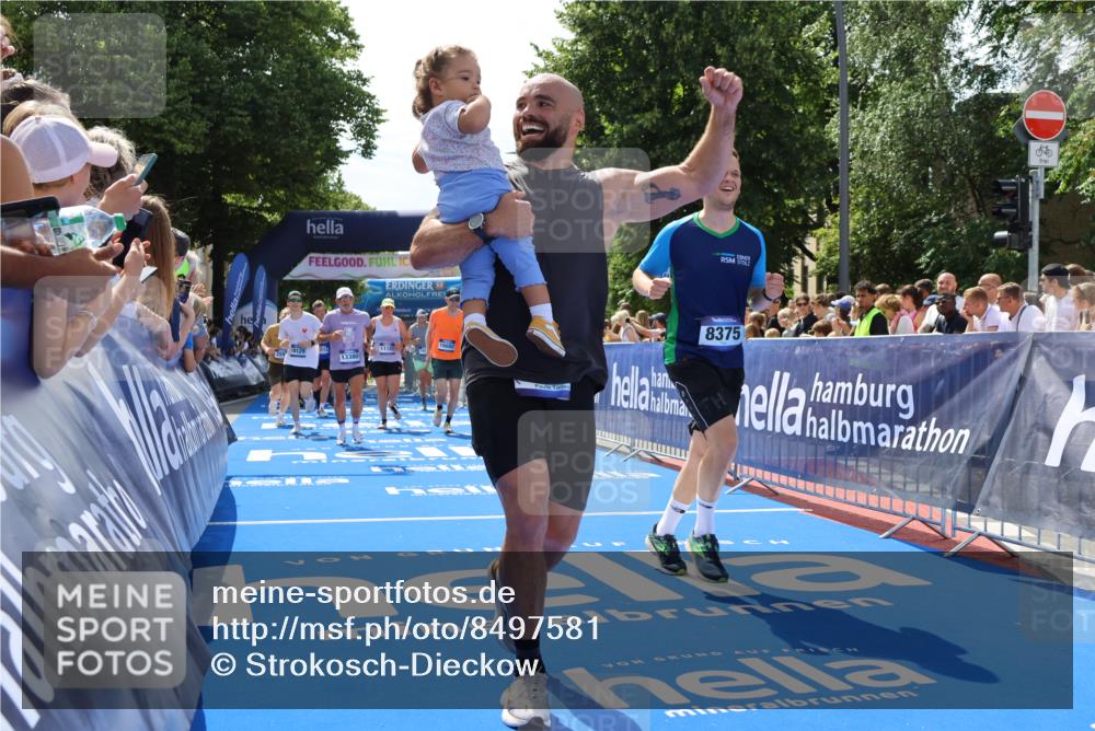 29.06.2025 - hella hamburg halbmarathon Strokosch-Dieckow http://msf.ph/oto/8497581 29.06.2025 11:33:39 Ziel 1154, 1275, 1328, 3409, 6261, 6304, 6440, 7029, 8257, 8258, 8304, 8375, 8383, 10798, 11010, 11107, 12330, 12605, 12838, 13168, 13380, 13704, 15244, 15405, 16682, 17634, 18129, 18951, 19144 meine-sportfotos.de
