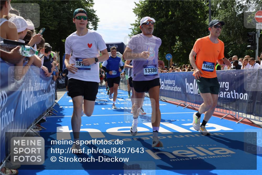 29.06.2025 - hella hamburg halbmarathon Strokosch-Dieckow http://msf.ph/oto/8497643 29.06.2025 11:33:42 Ziel 1154, 1275, 2891, 5871, 6304, 7029, 7944, 8257, 8258, 8304, 8375, 10335, 10798, 11010, 11107, 12330, 12605, 13168, 13380, 15244, 15405, 16682, 16788, 17634, 18129, 18301, 18951, 19144 meine-sportfotos.de
