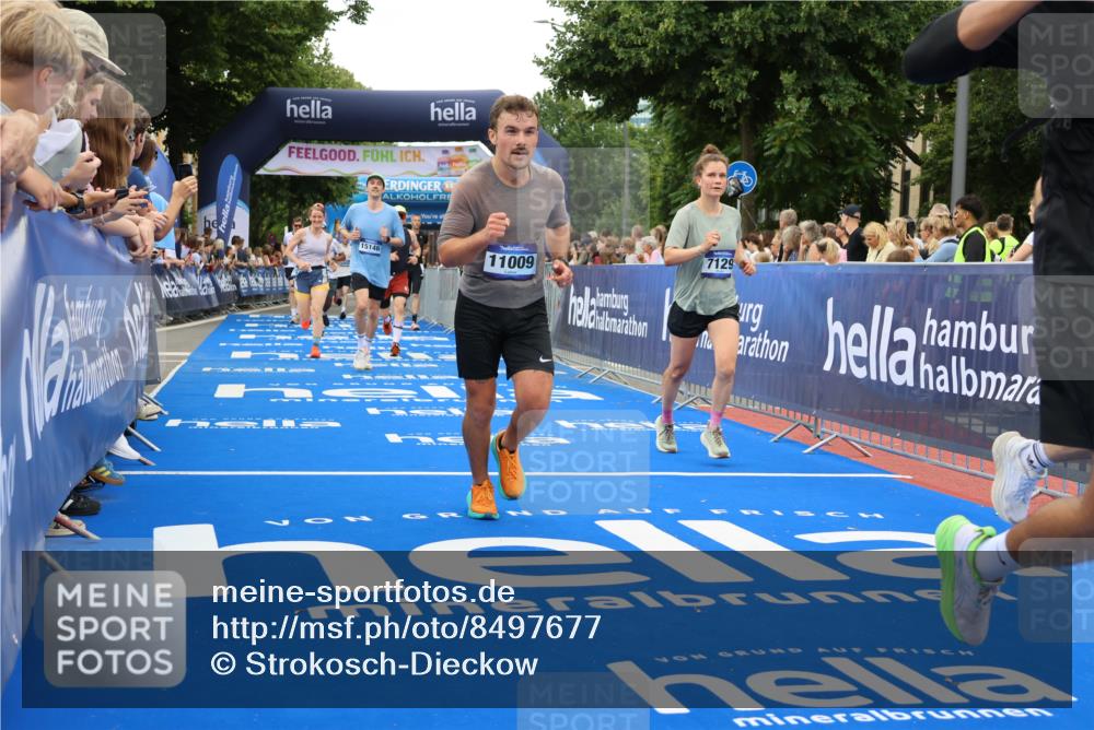 29.06.2025 - hella hamburg halbmarathon Strokosch-Dieckow http://msf.ph/oto/8497677 29.06.2025 10:54:26 Ziel 1267, 1442, 2474, 3426, 3794, 4635, 4868, 5259, 6511, 6512, 7129, 8772, 8798, 11009, 11797, 11799, 12321, 12362, 12607, 13289, 15146, 15946, 16327, 16879, 17698, 18268, 19067 meine-sportfotos.de