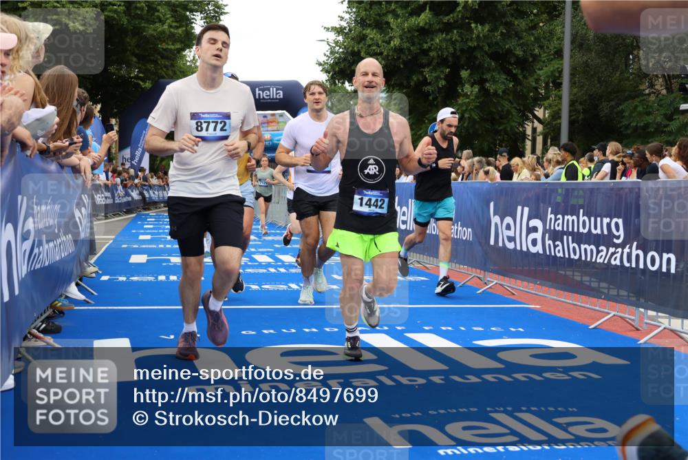 29.06.2025 - hella hamburg halbmarathon Strokosch-Dieckow http://msf.ph/oto/8497699 29.06.2025 10:54:23 Ziel 1267, 1442, 3426, 3794, 4635, 4868, 6511, 6512, 7129, 8223, 8772, 11009, 11430, 11797, 11799, 12321, 12362, 13289, 13803, 15146, 15946, 16327, 16574, 16750, 16879, 17087, 17698, 18268, 19067 meine-sportfotos.de