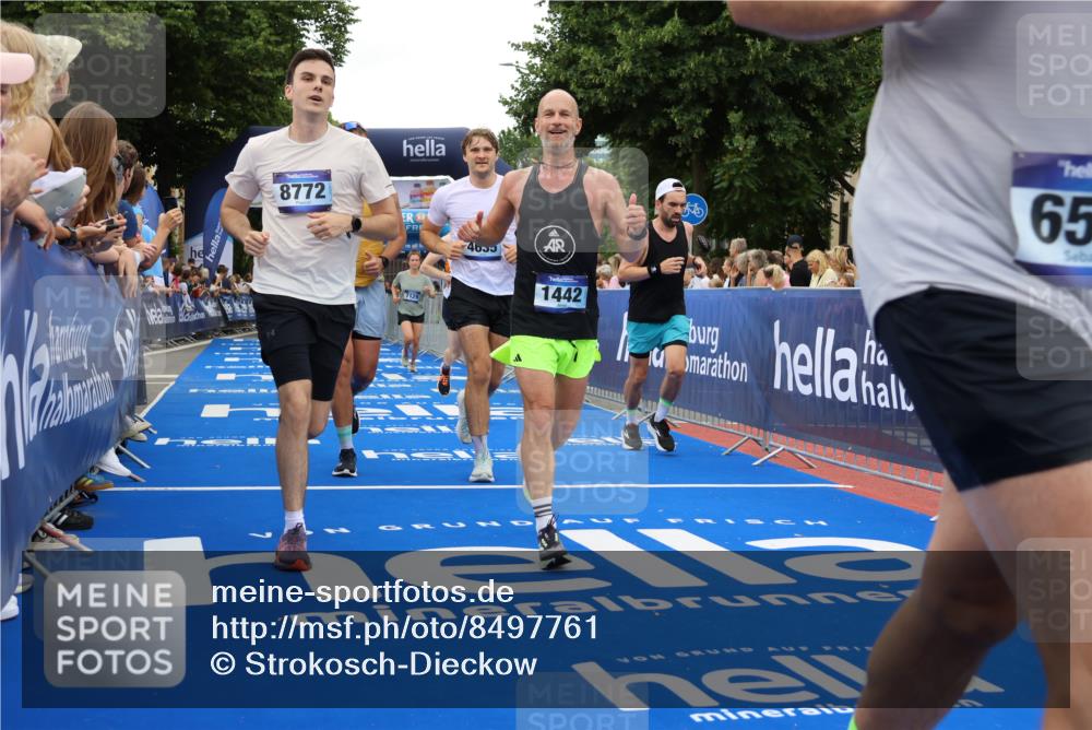 29.06.2025 - hella hamburg halbmarathon Strokosch-Dieckow http://msf.ph/oto/8497761 29.06.2025 10:54:23 Ziel 1267, 1442, 3426, 3794, 4635, 4868, 6511, 6512, 7129, 8223, 8772, 11009, 11430, 11797, 11799, 12321, 12362, 13289, 13803, 15146, 15946, 16327, 16574, 16750, 16879, 17087, 17698, 18268, 19067 meine-sportfotos.de