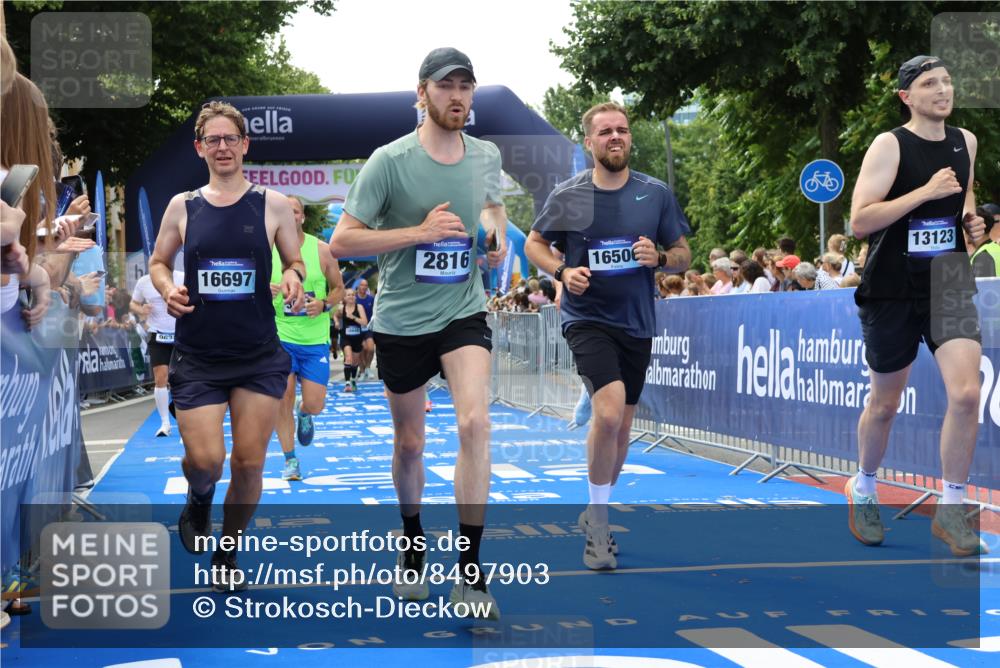 29.06.2025 - hella hamburg halbmarathon Strokosch-Dieckow http://msf.ph/oto/8497903 29.06.2025 10:44:05 Ziel 1391, 1558, 2816, 3021, 4981, 4999, 5231, 6705, 9081, 9633, 10193, 10930, 11346, 12159, 13123, 14686, 14687, 15225, 15280, 15383, 16506, 16648, 16697, 17516, 17748, 17977, 18004, 18691 meine-sportfotos.de