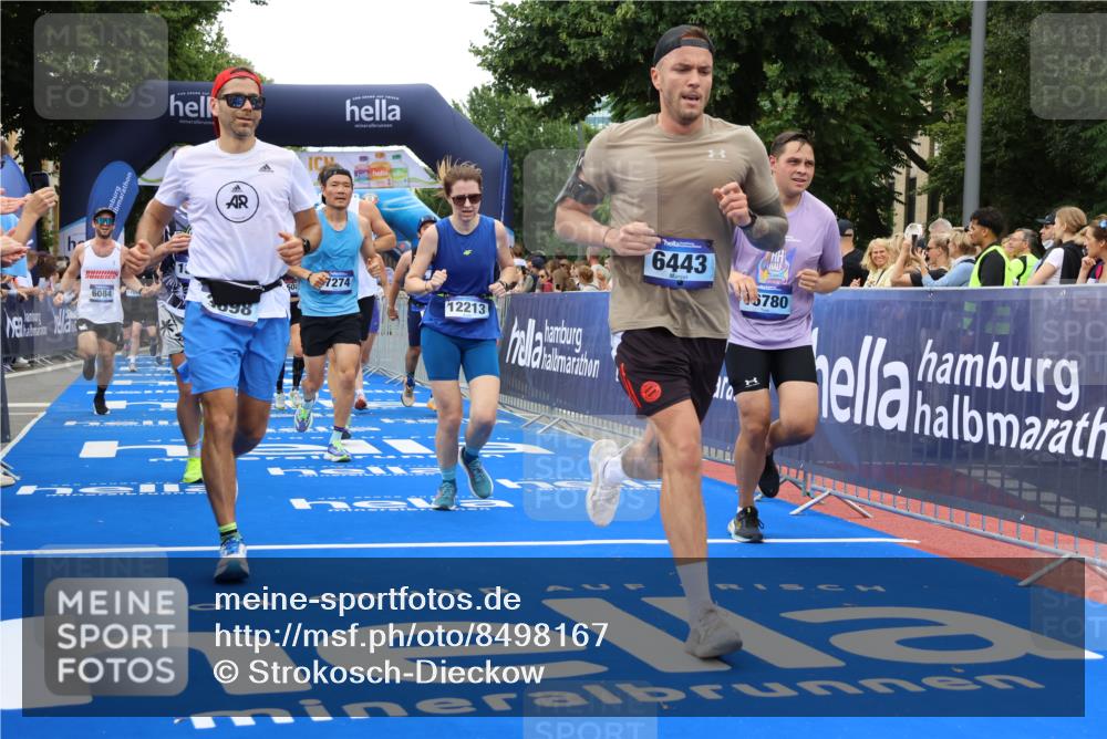 29.06.2025 - hella hamburg halbmarathon Strokosch-Dieckow http://msf.ph/oto/8498167 29.06.2025 10:54:12 Ziel 1410, 3103, 3177, 3208, 3209, 3861, 3898, 5638, 6082, 6084, 6294, 6443, 6581, 7274, 8223, 8390, 9791, 11430, 12213, 13033, 13397, 13794, 13803, 15169, 15524, 16527, 16574, 16750, 16780, 16871, 16879, 17087 meine-sportfotos.de