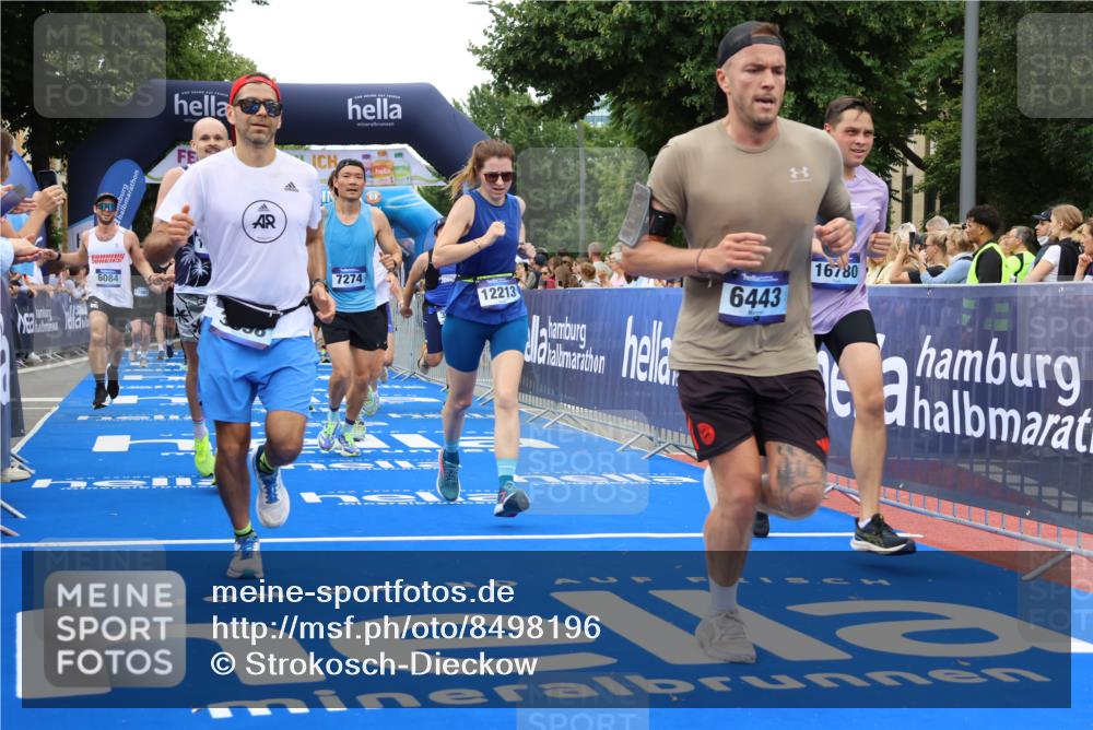 29.06.2025 - hella hamburg halbmarathon Strokosch-Dieckow http://msf.ph/oto/8498196 29.06.2025 10:54:12 Ziel 1410, 3103, 3177, 3208, 3209, 3861, 3898, 5638, 6082, 6084, 6294, 6443, 6581, 7274, 8223, 8390, 9791, 11430, 12213, 13033, 13397, 13794, 13803, 15169, 15524, 16527, 16574, 16750, 16780, 16871, 16879, 17087 meine-sportfotos.de