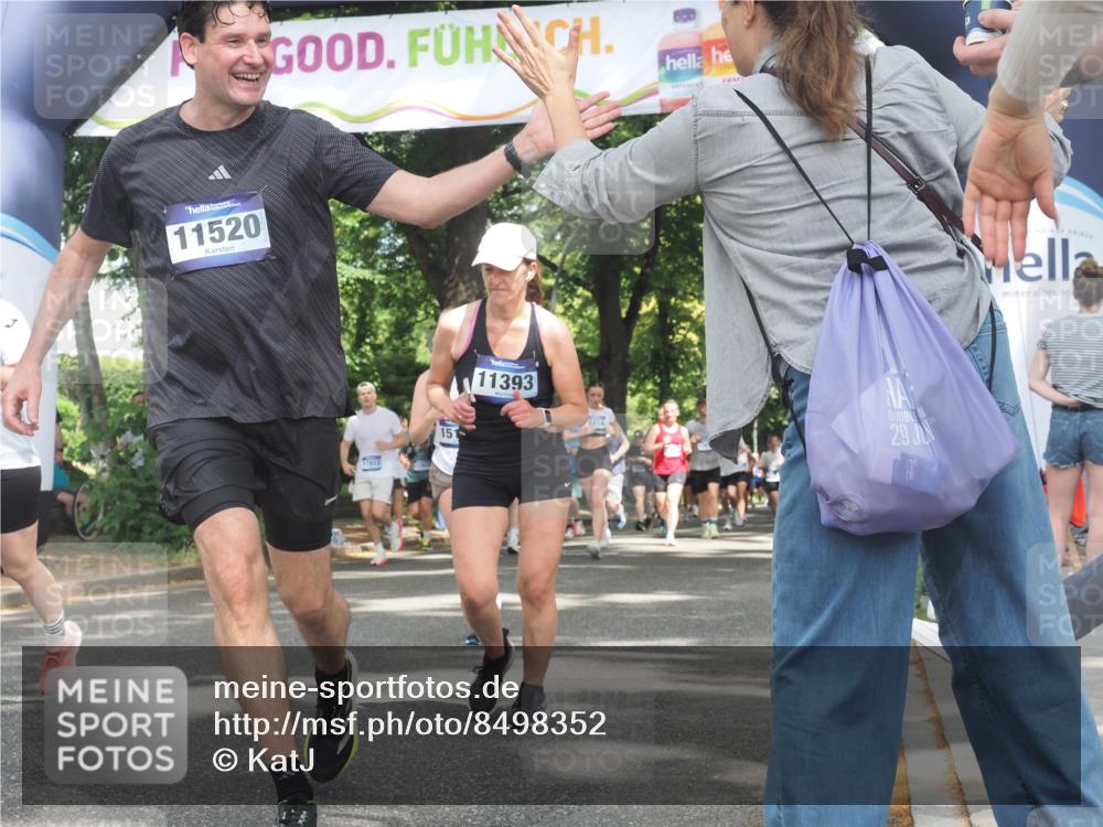 29.06.2025 - hella hamburg halbmarathon KatJ http://msf.ph/oto/8498352 29.06.2025 11:42:49 Zwischen KM18-KM19 2566, 2761, 4882, 6788, 6895, 8053, 8054 meine-sportfotos.de