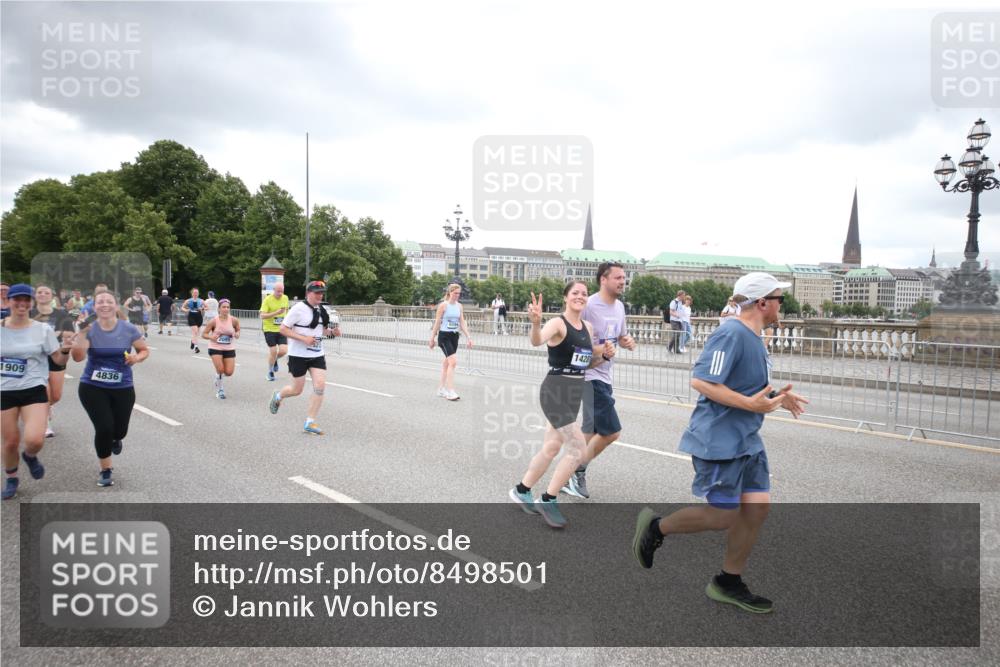 29.06.2025 - hella hamburg halbmarathon Jannik Wohlers http://msf.ph/oto/8498501 29.06.2025 10:55:44 Lombardsbrücke 1738, 1909, 2095, 2793, 3257, 3268, 4083, 4354, 4473, 4836, 5306, 5580, 5994, 6494, 6968, 7025, 7028, 7516, 7616, 8005, 8305, 8517, 9435, 9606, 9838, 10640, 10740, 10784, 10987, 11298, 11862, 11863, 12267, 12295, 12296, 12551, 13055, 13395, 13405, 13627, 14142, 14221, 14280, 14281, 15103, 15173, 15199, 15272, 15696, 15699, 16413, 16655, 16960, 17398, 17649, 17673, 18329, 18349, 19228 meine-sportfotos.de