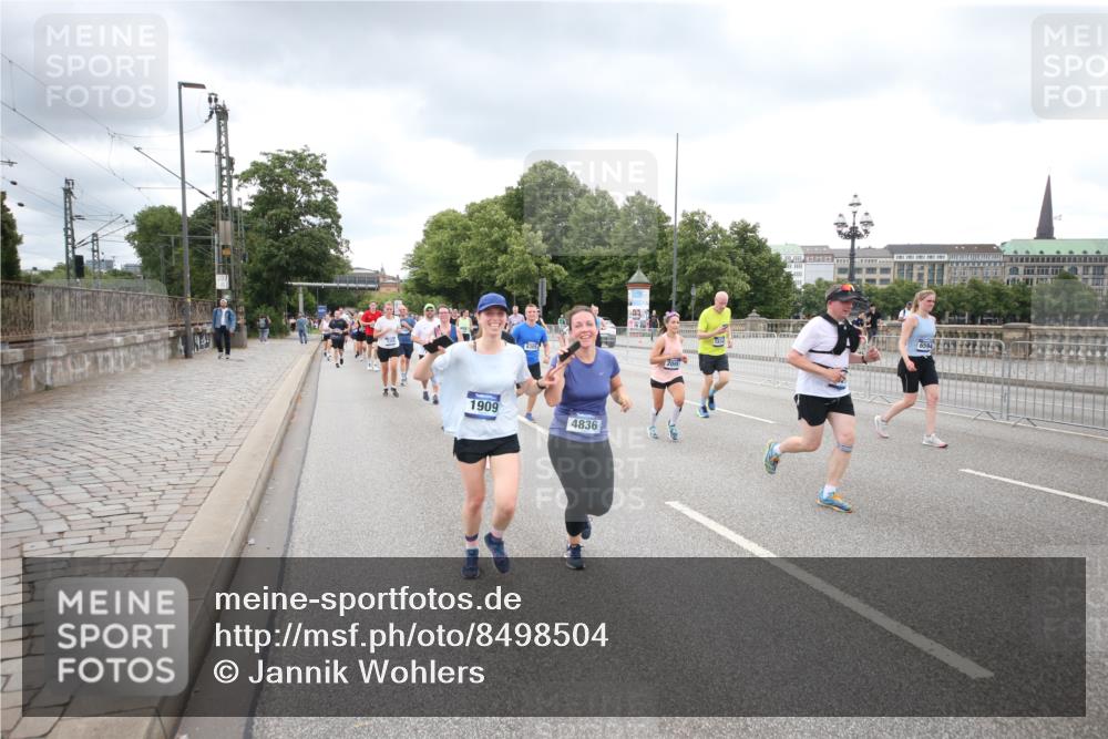 29.06.2025 - hella hamburg halbmarathon Jannik Wohlers http://msf.ph/oto/8498504 29.06.2025 10:55:45 Lombardsbrücke 1738, 1909, 2095, 2793, 3257, 3268, 4083, 4354, 4473, 4836, 5306, 5580, 5994, 6494, 6968, 7025, 7028, 7516, 7616, 8005, 8305, 8517, 9435, 9606, 9838, 10640, 10740, 10784, 10987, 11298, 11862, 11863, 12267, 12295, 12296, 12551, 13055, 13395, 13405, 13627, 13965, 14142, 14221, 14280, 14281, 15103, 15173, 15199, 15272, 15696, 15699, 16413, 16655, 16960, 17398, 17649, 17673, 18329, 18349, 19228 meine-sportfotos.de
