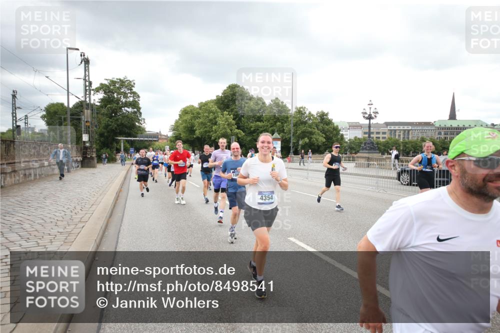 29.06.2025 - hella hamburg halbmarathon Jannik Wohlers http://msf.ph/oto/8498541 29.06.2025 10:55:49 Lombardsbrücke 1113, 1738, 1909, 2095, 3257, 3268, 4083, 4354, 4836, 5580, 5693, 5757, 5994, 6494, 6968, 7025, 7028, 7616, 8005, 8305, 8517, 9435, 9606, 9838, 9948, 9953, 10640, 10740, 10784, 10987, 11298, 11862, 11863, 12267, 12295, 12296, 12551, 13055, 13395, 13405, 13965, 14142, 14280, 14281, 15103, 15173, 15272, 15443, 15696, 15699, 16655, 16960, 17084, 17398, 17649, 17673, 18349, 18798, 19228 meine-sportfotos.de