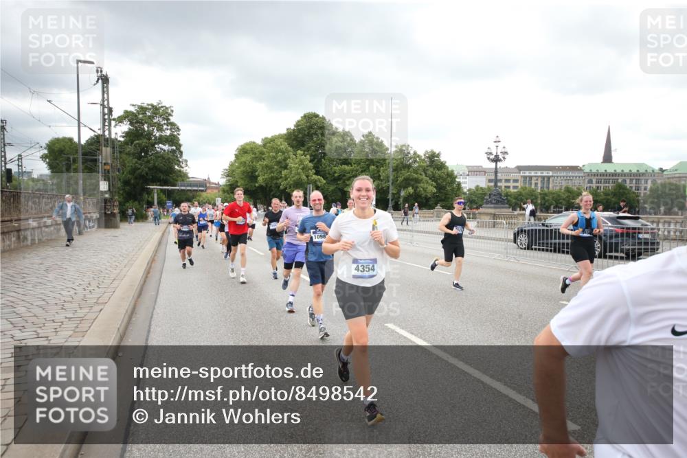 29.06.2025 - hella hamburg halbmarathon Jannik Wohlers http://msf.ph/oto/8498542 29.06.2025 10:55:49 Lombardsbrücke 1113, 1738, 1909, 2095, 3257, 3268, 4083, 4354, 4836, 5580, 5693, 5757, 5994, 6494, 6968, 7025, 7028, 7616, 8005, 8305, 8517, 9435, 9606, 9838, 9948, 9953, 10640, 10740, 10784, 10987, 11298, 11862, 11863, 12267, 12295, 12296, 12551, 13055, 13395, 13405, 13965, 14142, 14280, 14281, 15103, 15173, 15272, 15443, 15696, 15699, 16655, 16960, 17084, 17398, 17649, 17673, 18349, 18798, 19228 meine-sportfotos.de