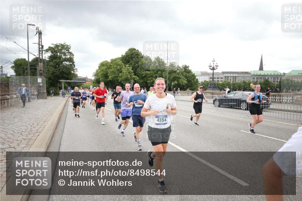 29.06.2025 - hella hamburg halbmarathon Jannik Wohlers http://msf.ph/oto/8498544 29.06.2025 10:55:49 Lombardsbrücke 1113, 1738, 1909, 2095, 3257, 3268, 4083, 4354, 4836, 5580, 5693, 5757, 5994, 6494, 6968, 7025, 7028, 7616, 8005, 8305, 8517, 9435, 9606, 9838, 9948, 9953, 10640, 10740, 10784, 10987, 11298, 11862, 11863, 12267, 12295, 12296, 12551, 13055, 13395, 13405, 13965, 14142, 14280, 14281, 15103, 15173, 15272, 15443, 15696, 15699, 16655, 16960, 17084, 17398, 17649, 17673, 18349, 18798, 19228 meine-sportfotos.de