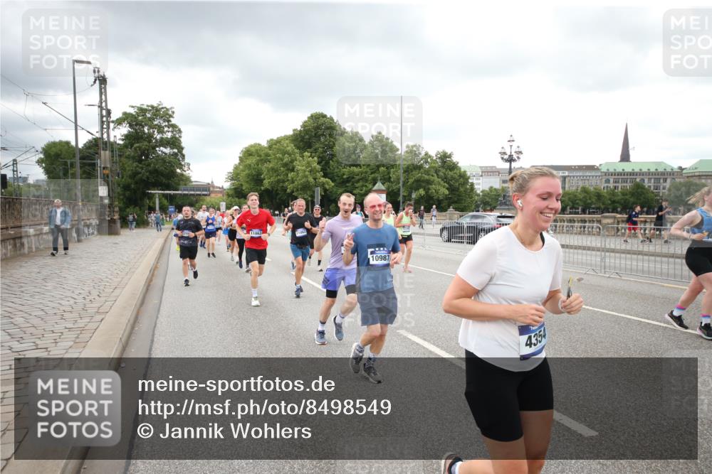 29.06.2025 - hella hamburg halbmarathon Jannik Wohlers http://msf.ph/oto/8498549 29.06.2025 10:55:50 Lombardsbrücke 1113, 1738, 1909, 2095, 3257, 4083, 4354, 4836, 5580, 5693, 5757, 6494, 6968, 7025, 7028, 7616, 8005, 8305, 8517, 8766, 9383, 9435, 9606, 9838, 9948, 9953, 10740, 10784, 10987, 11298, 11862, 11863, 12295, 12296, 12551, 13395, 13405, 13965, 14142, 14280, 14281, 15103, 15173, 15272, 15443, 15696, 15699, 16655, 16960, 17084, 17398, 17649, 17673, 18349, 18798, 19228 meine-sportfotos.de