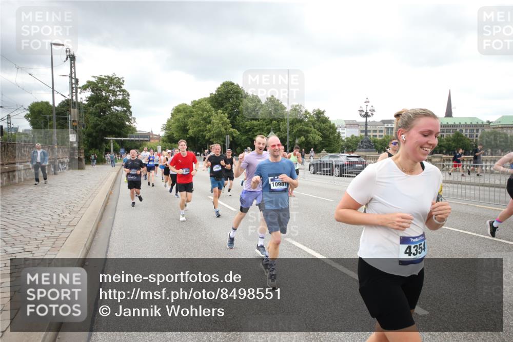 29.06.2025 - hella hamburg halbmarathon Jannik Wohlers http://msf.ph/oto/8498551 29.06.2025 10:55:50 Lombardsbrücke 1113, 1738, 1909, 2095, 3257, 4083, 4354, 4836, 5580, 5693, 5757, 6494, 6968, 7025, 7028, 7616, 8005, 8305, 8517, 8766, 9383, 9435, 9606, 9838, 9948, 9953, 10740, 10784, 10987, 11298, 11862, 11863, 12295, 12296, 12551, 13395, 13405, 13965, 14142, 14280, 14281, 15103, 15173, 15272, 15443, 15696, 15699, 16655, 16960, 17084, 17398, 17649, 17673, 18349, 18798, 19228 meine-sportfotos.de
